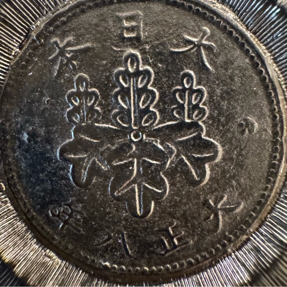 Elegant Black Enamel and Gold-Tone Japanese Coin Pendant with Dragon Bezel - Picture 4 of 6